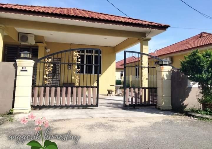 Anggerik Homestay Dungun Kampong Sura Tengah Exteriör bild